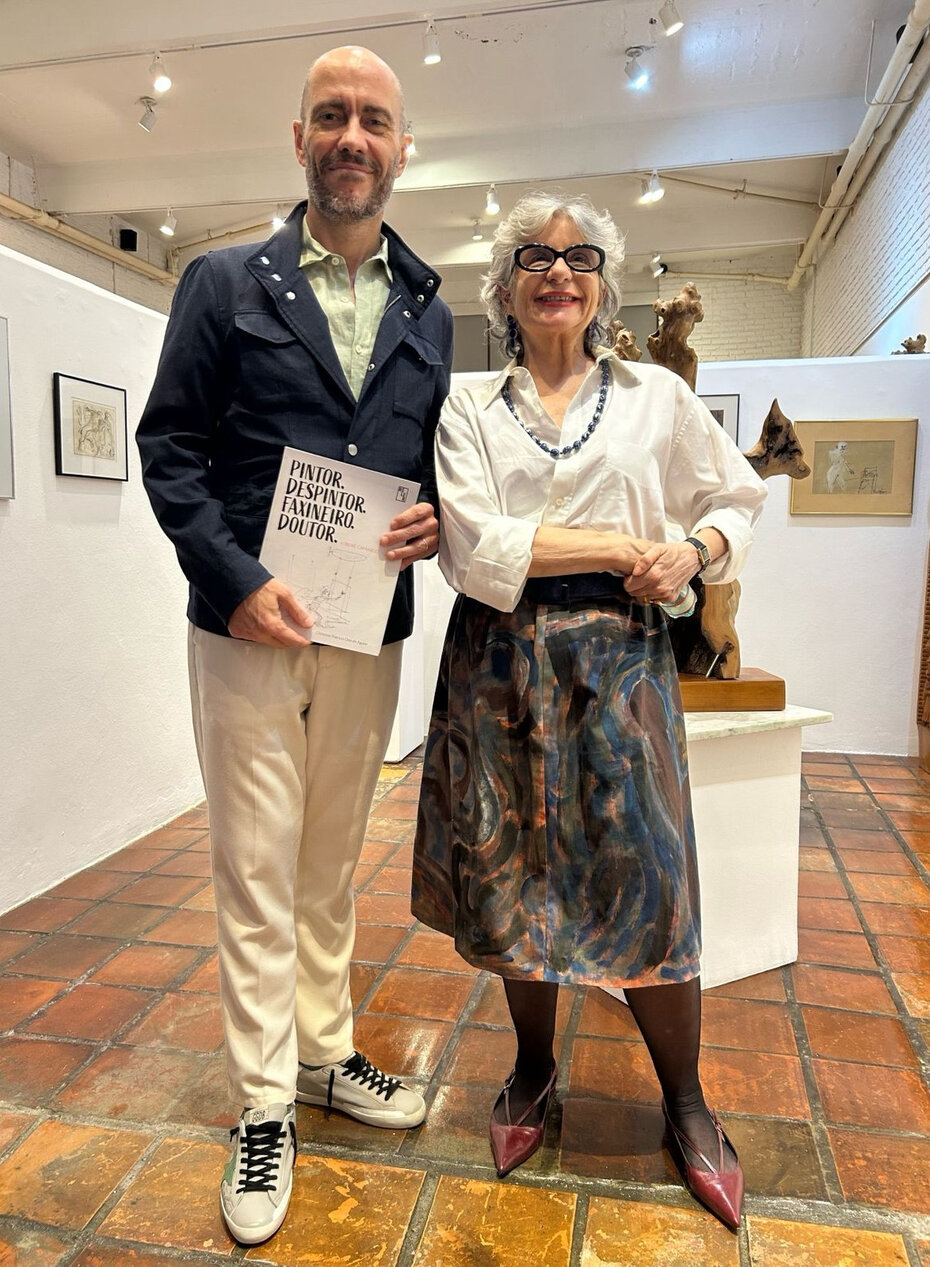 Rodrigo Azevedo, novo diretor da Funda&ccedil;&atilde;o Iber&ecirc;, e Tina Zappoli, usando saia pintada por Iber&ecirc; (Foto: Divulga&ccedil;&atilde;o)