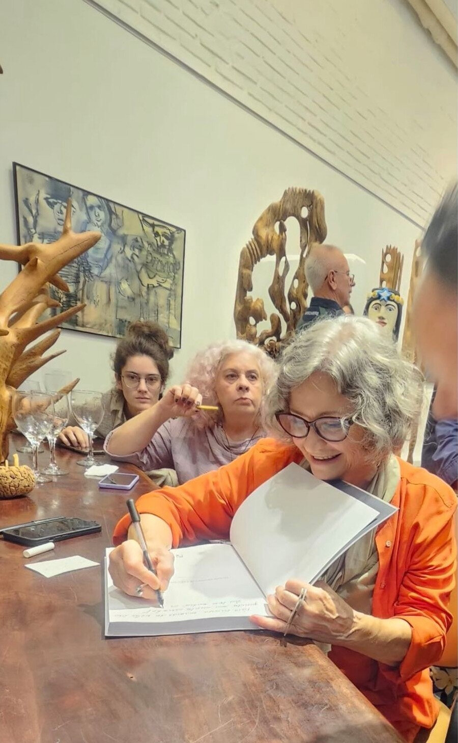 Christina Thereza Dias de Aguiar atendeu &agrave;s solicita&ccedil;&otilde;es de assinatura na obra (Foto: Divulga&ccedil;&atilde;o)