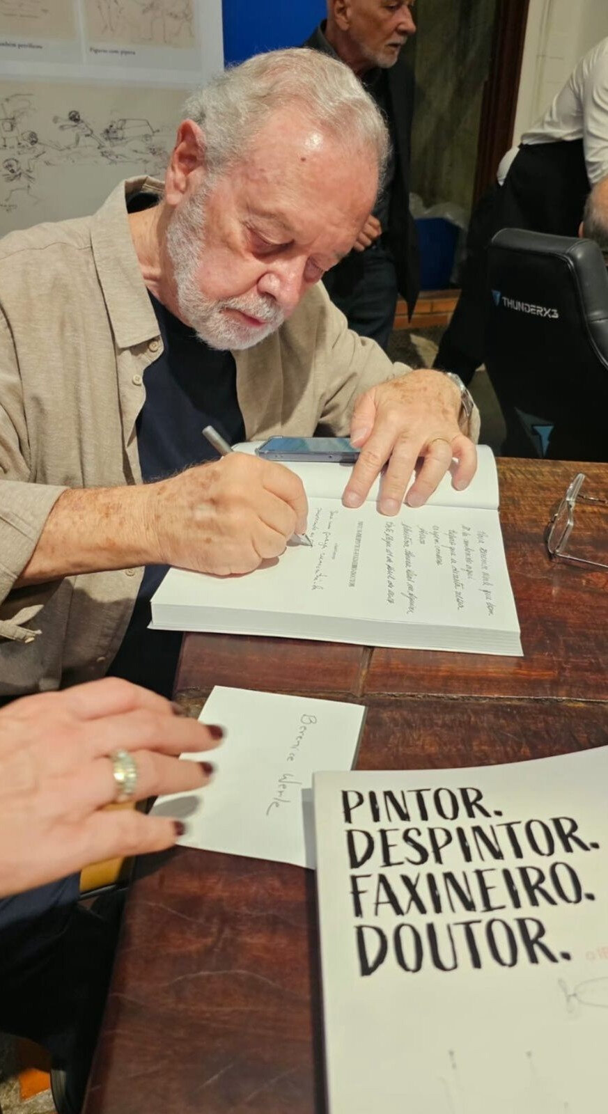 Enio Soliani Junior, um dos autores do livro, na sess&atilde;o de aut&oacute;grafos (Foto: Divulga&ccedil;&atilde;o)