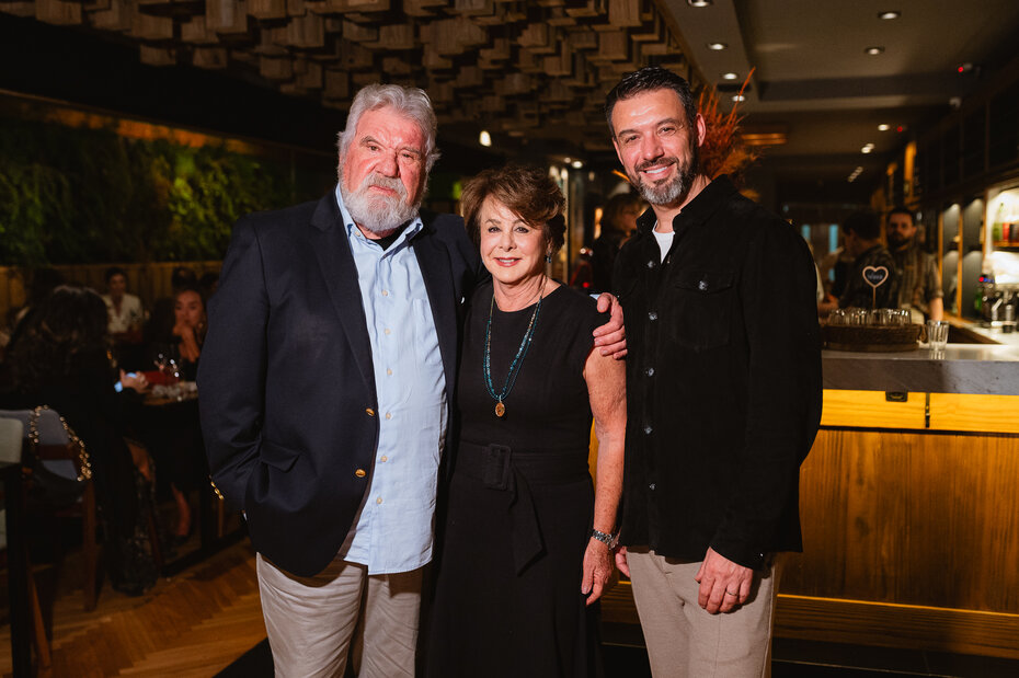 Luciano, Marlene e Rafael Peccin receberam os convidados na noite festiva (Foto: Gustavo Merolli/Divulga&ccedil;&atilde;o)
