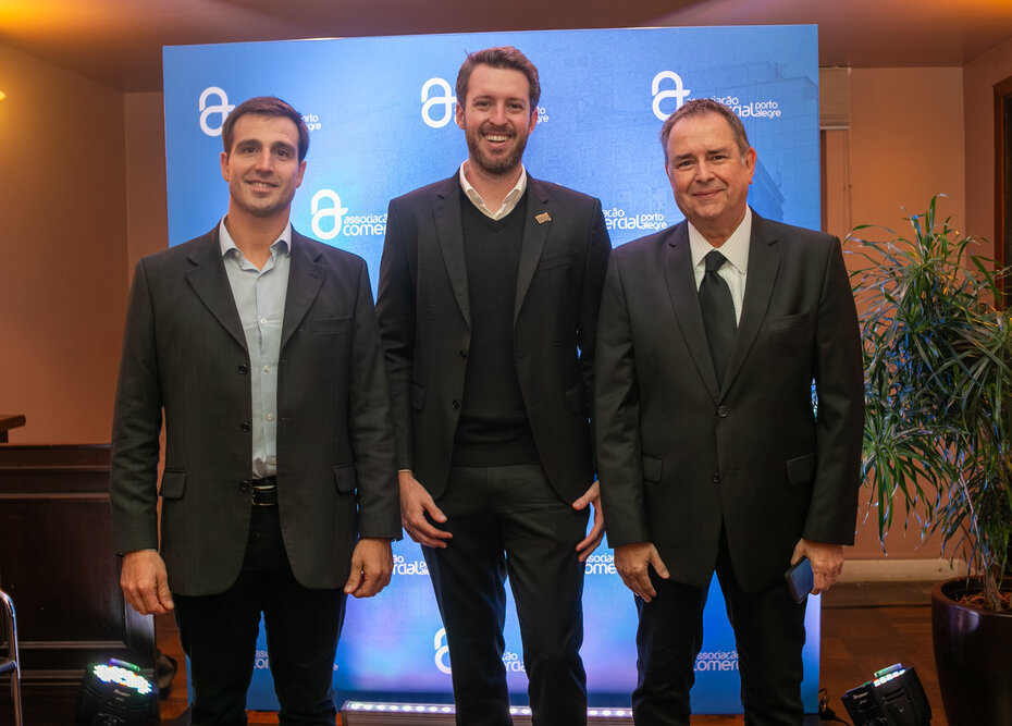 Giovanni Tumelero, dire&ccedil;&atilde;o do Jornal do Com&eacute;rcio, Hugo M&uuml;ller, vice-presidente do IEE-RS e Eduardo Estima, presidente do IBEF-RS (Foto: Lenara Petenuzzo/Divulga&ccedil;&atilde;o)