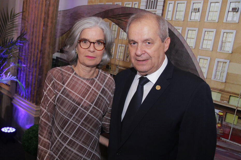 Temis e Jos&eacute; Paulo Soares Martins durante a noite de posse (Foto: S&eacute;rgio Gonzalez/Divulga&ccedil;&atilde;o)