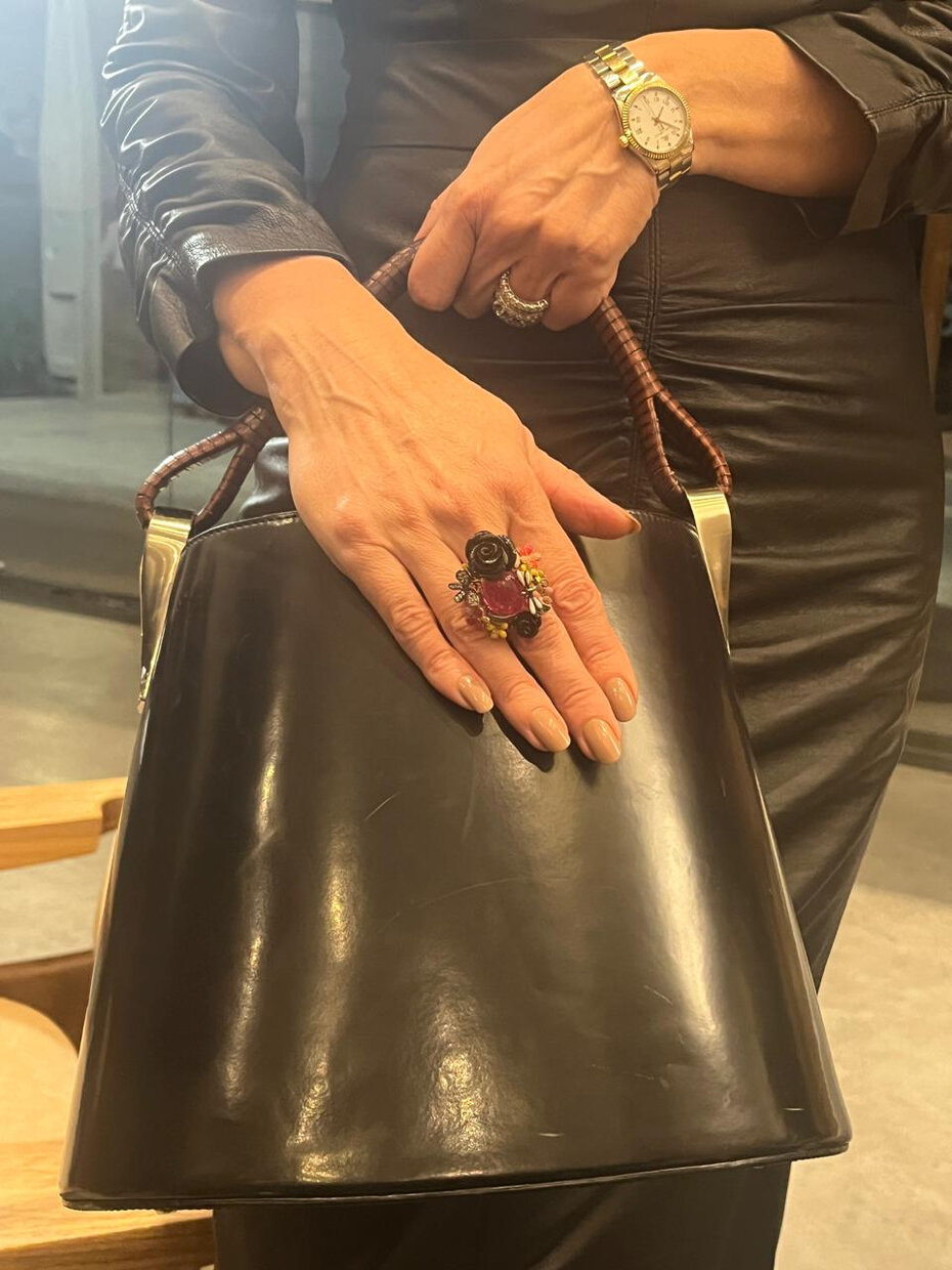Detalhe da bolsa Kenzo de Fab&iacute;ola e do belo anel em ourivesaria preciosa da &Iacute;ndia (Foto: Paulo Gasparotto/Especial)