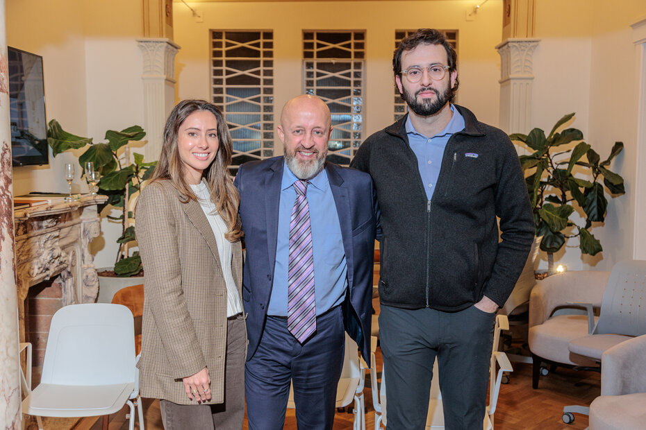 Fabr&iacute;cio Carpinejar entre J&uacute;lia Dal Magro e Daniel Goldsztein, lideran&ccedil;as da Woss Incorporadora (Foto: Daniel Scherer/Divulga&ccedil;&atilde;o)