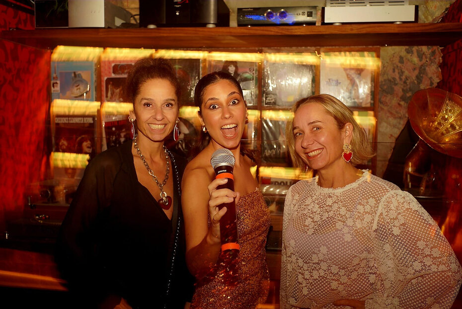 Anima&ccedil;&atilde;o: Valen Reis entre Maria Refinetti e Sofia Refinetti Teixeira (Foto: Duda Alvares/Divulga&ccedil;&atilde;o)