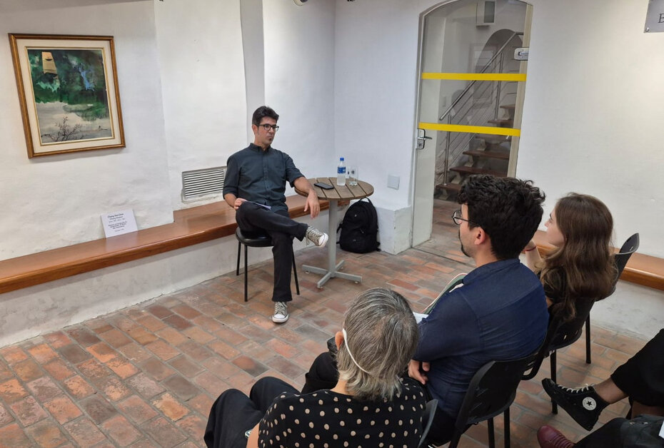 Guilherme Gorgulho falou sobre o trabalho do artista Chang Dai-chien na Pinacoteca Ruben Berta (Foto: Divulga&ccedil;&atilde;o) 