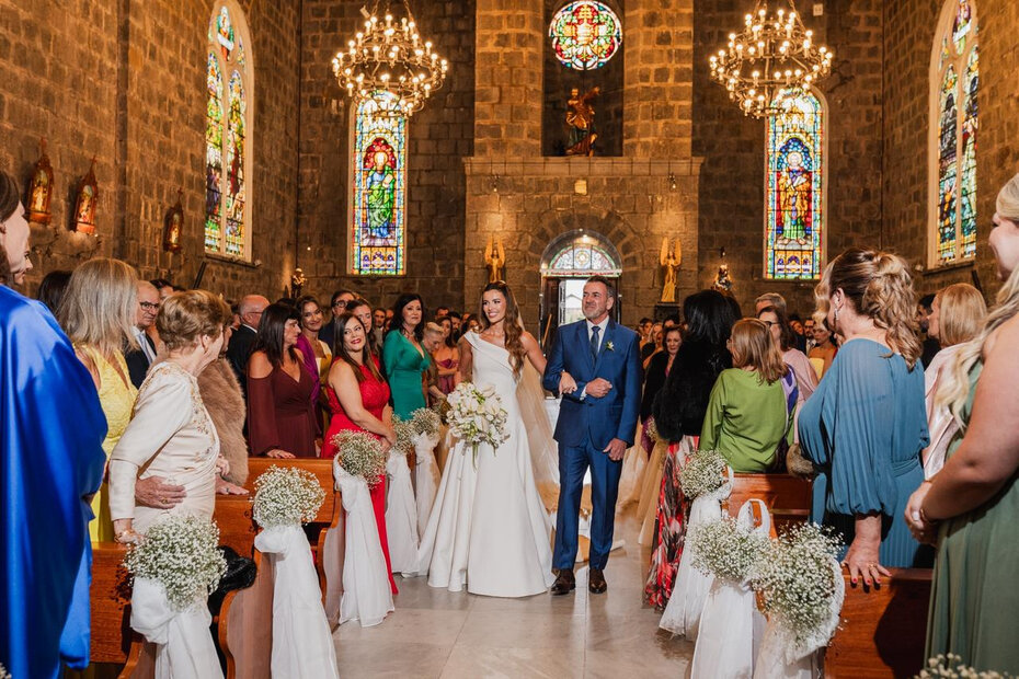 Eduarda Bentz Prudente acompanhada pelo pai Alexandre Prudente na Igreja Matriz S&atilde;o Pedro (Foto: Divulga&ccedil;&atilde;o)