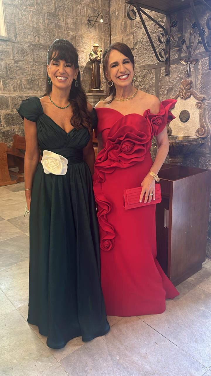 As emocionadas m&atilde;es dos noivos Daniela Bentz Prudente e Rosana Mattar Raabe (Foto: Divulga&ccedil;&atilde;o)