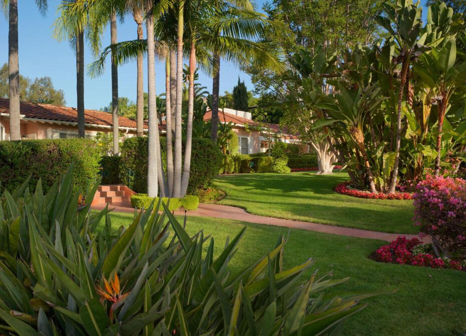 Em meio à natureza da selva urbana, o Beverly Hills Hotel se destaca (Foto: Dorchester Collection/Divulgação)