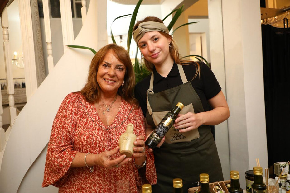Maria Cristina Rodrigues da Cunha com Maria Giulia Miozzo junto &agrave; mesa de degusta&ccedil;&atilde;o  dos azeites da Casa Gabriel Rodrigues (Foto: Marcelo Noronha/Divulga&ccedil;&atilde;o)