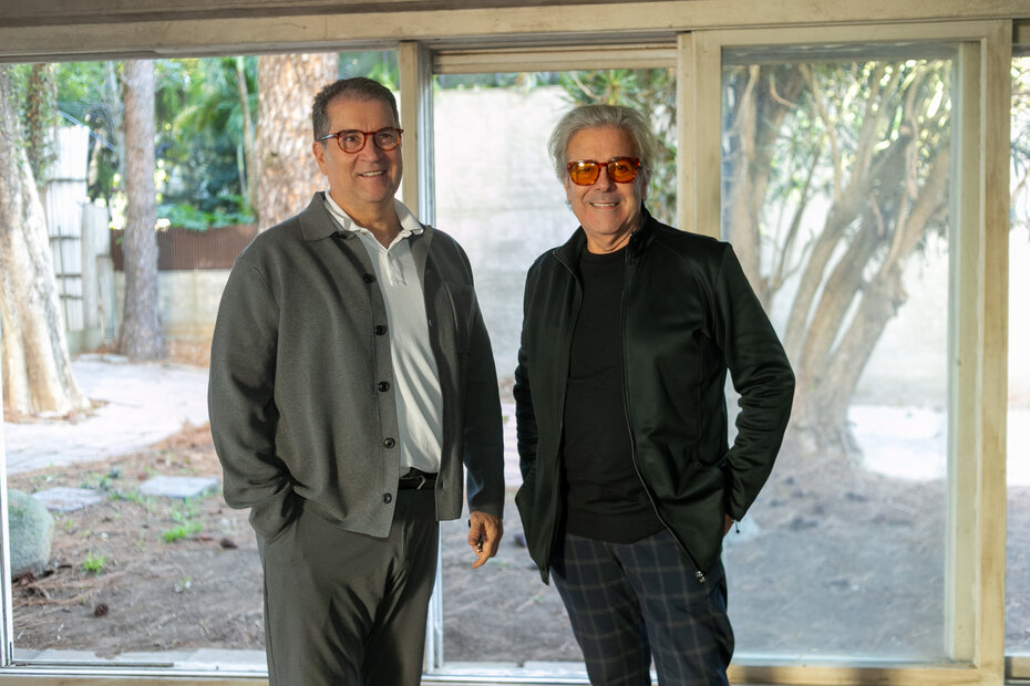 Os arquitetos Eduardo Machado e Ivan Andrade na apresenta&ccedil;&atilde;o do im&oacute;vel (Foto: Lenara Petenuzzo/Divulga&ccedil;&atilde;o)