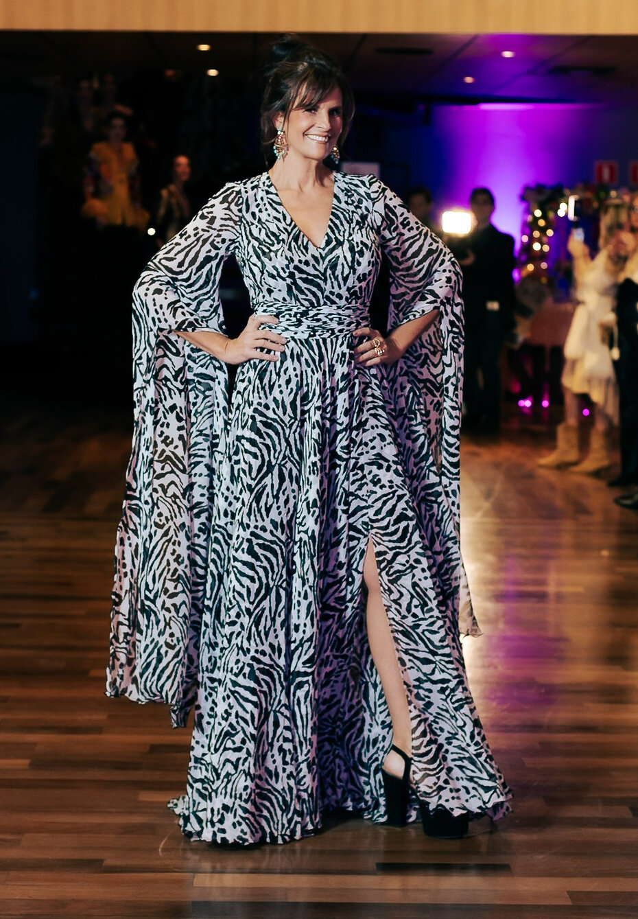 Mariana Bertolucci com bonito vestido em preto e branco brilhou na passarela (Foto: Franco Corr&ecirc;a/Divulga&ccedil;&atilde;o)