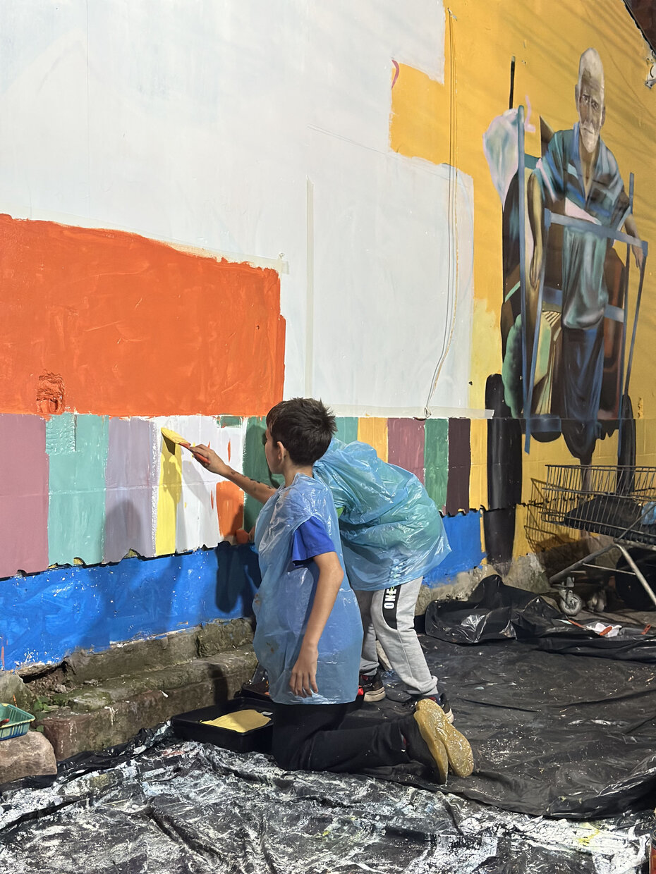 Exposição conta com trabalhos realizados por crianças da Vila dos Papeleiros (Foto: Jacson Carboneiro /Divulgação)