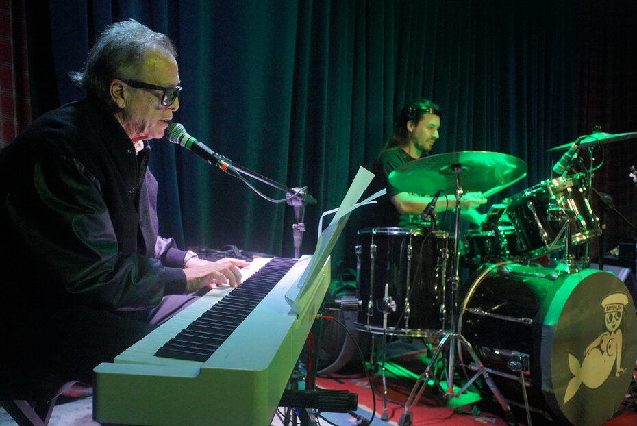 Fernando Souza, ass&iacute;duo do karaok&ecirc;, deu uma canja ao piano (Foto: Duda Alvares/Divulga&ccedil;&atilde;o)