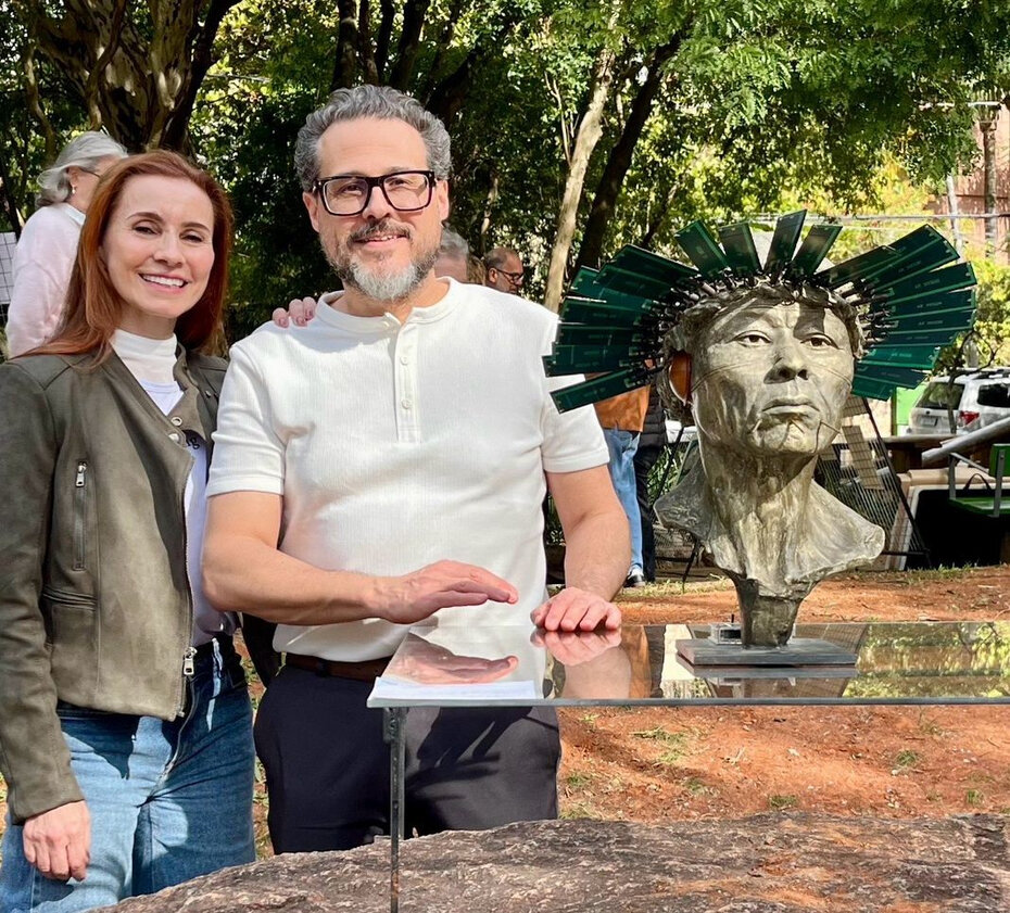 Sílvia Brum e Paulo Favalli junto à escultura de autoria dele (Foto: Divulgação)