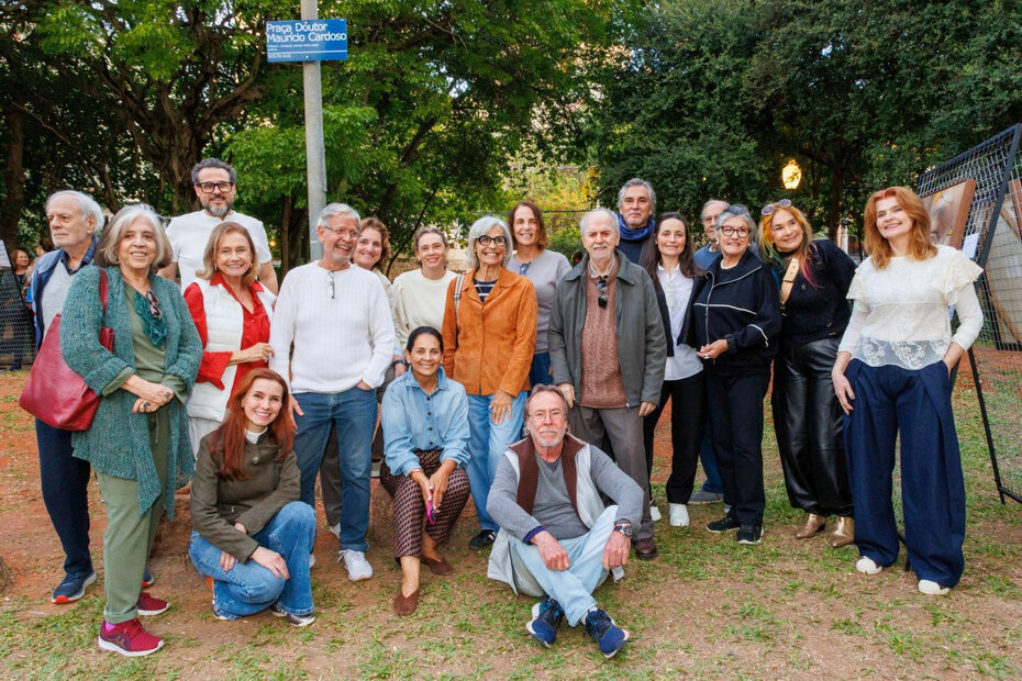 Grupo de artistas que participaram da exposição no belo sábado de sol (Foto: Divulgação)