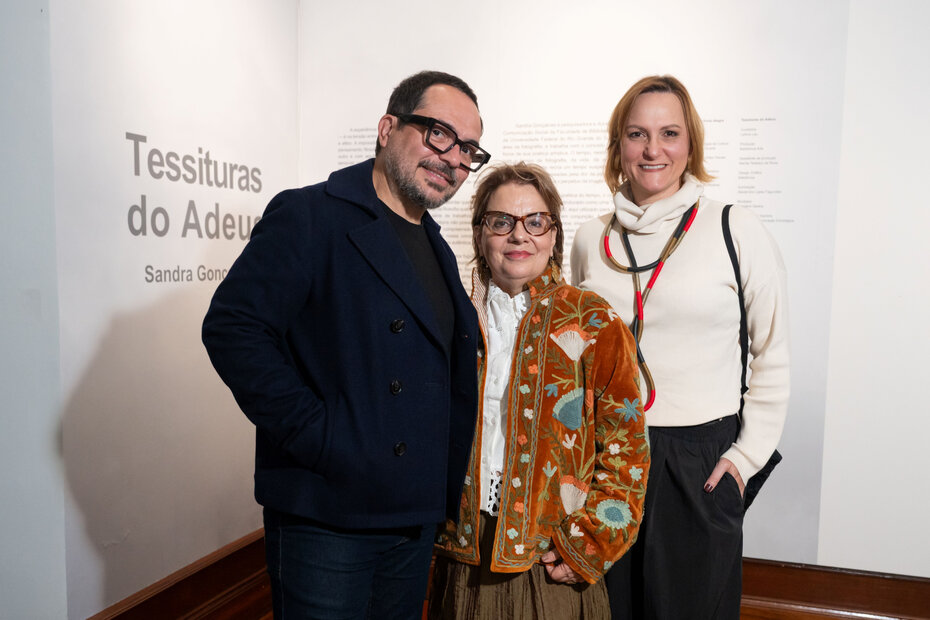 Sandra Gon&ccedil;alves entre o artista visual Andr&eacute; Venzon e a curadora Let&iacute;cia Lau (Foto: Andr&eacute;a Graiz/Divulga&ccedil;&atilde;o)