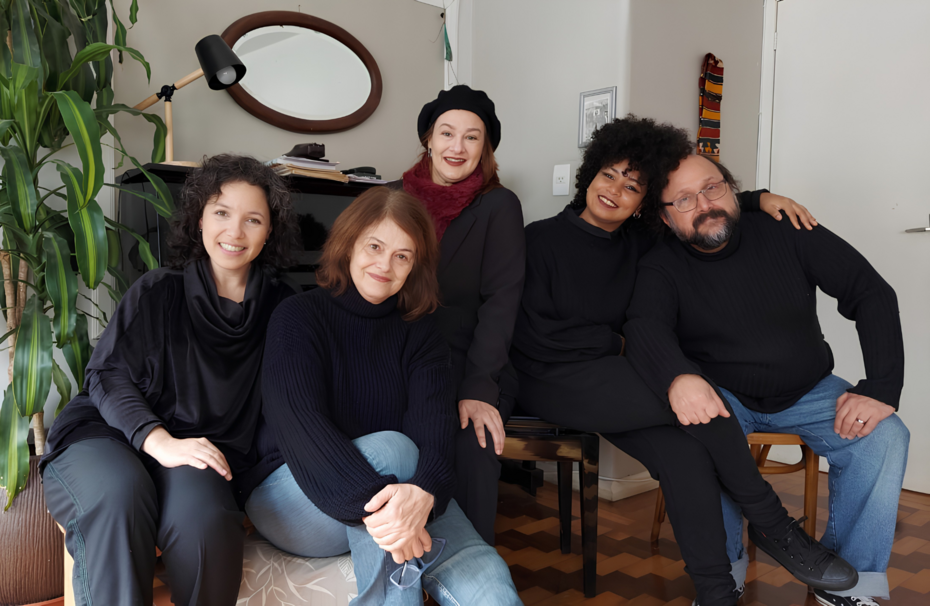 Valqu&iacute;ria Cardoso, &Aacute;urea Batista, Cristine Guse, Mel Souza e Arthur de Faria participam da montagem oper&iacute;stica (Foto: Vit&oacute;ria Proen&ccedil;a/Divulga&ccedil;&atilde;o)