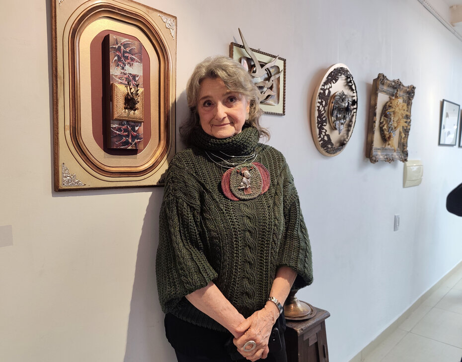 Lucia Isaia &eacute; uma das artistas que integram a exposi&ccedil;&atilde;o na Galeria Duque (Foto: Tatiana Csordas/Divulga&ccedil;&atilde;o)