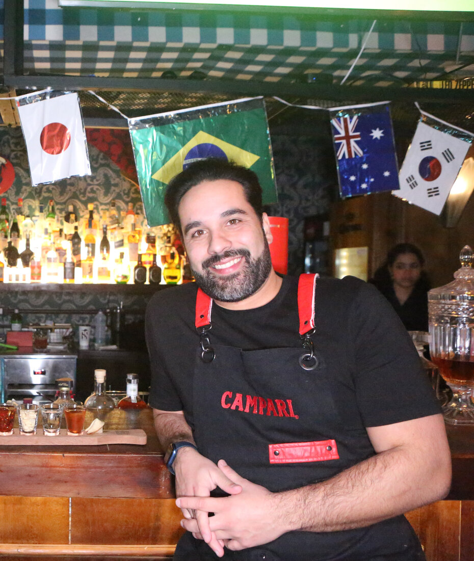 Fabio Gon&ccedil;alves preparou o Negroni tem&aacute;tico Sol do Jap&atilde;o (Foto: Notre Design/Divulga&ccedil;&atilde;o)