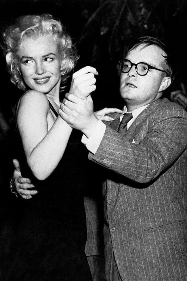 Marilyn e Truman Capote no El Morocco, Nova York, 1955 (Foto: Divulga&ccedil;&atilde;o) 