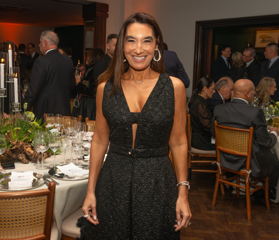 Maria Clara Schiavon, com longo da grife Chanel, celebrou os 96 anos do Porto Alegre Country Club (Foto: Evandro Leal/Divulga&ccedil;&atilde;o)