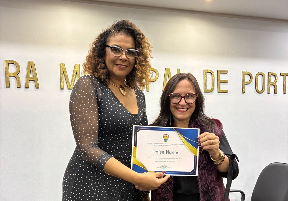 Deise Nunes com a vereadora Cl&aacute;udia Ara&uacute;jo na C&acirc;mara Municipal (Foto: Divulga&ccedil;&atilde;o)