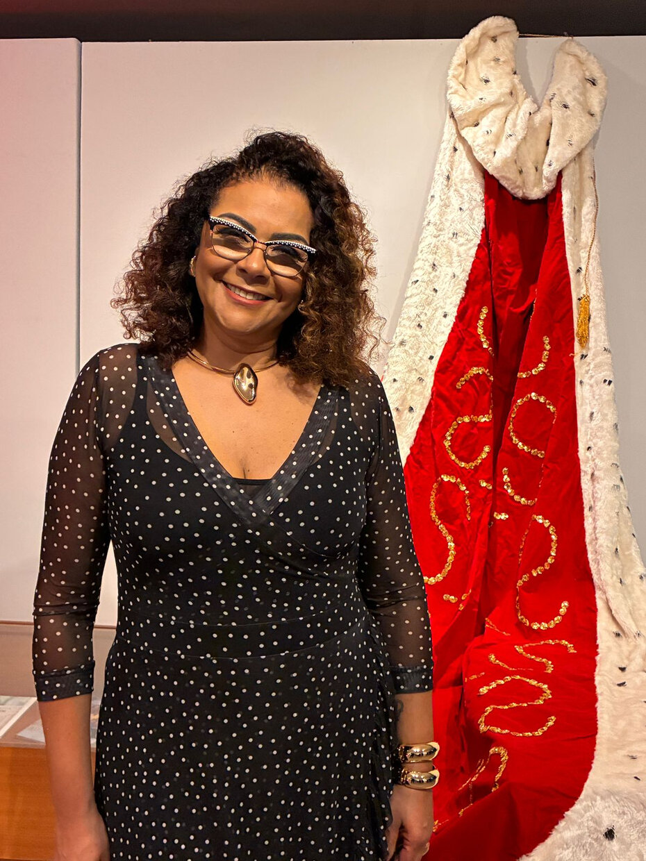 Deise Nunes junto ao manto usado como Miss Brasil que completava a ambienta&ccedil;&atilde;o do Plen&aacute;rio Ana Terra (Foto: Divulga&ccedil;&atilde;o)