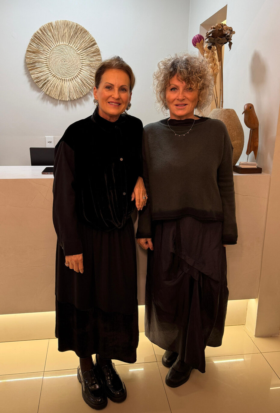 Tania Schirmer cumprimentou Marta Tartari pelos três anos de sua loja (Foto: Rafael Vogel/Divulgação)