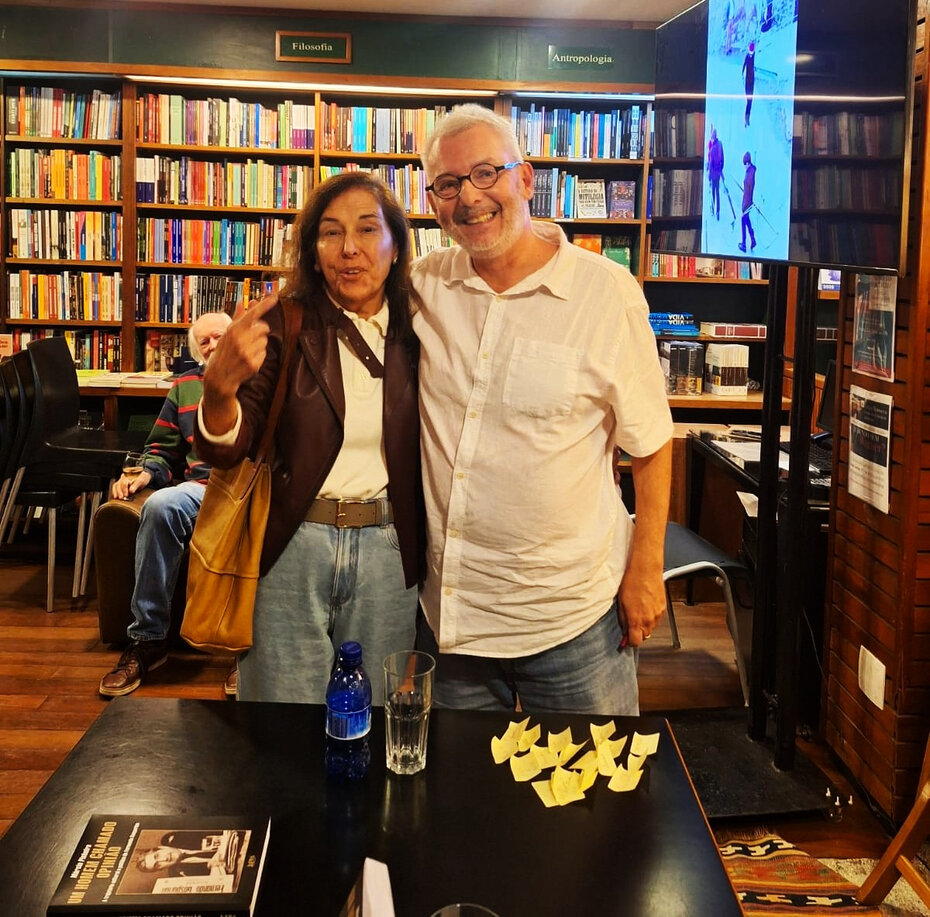Denize Goulart abra&ccedil;ou M&aacute;rcio Pinheiro na Livraria Argumento (Foto: Divulga&ccedil;&atilde;o)