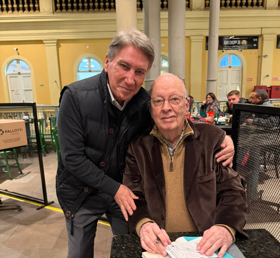O ex-governador Germano Rigotto com Fernando Albrecht na sess&atilde;o de aut&oacute;grafos realizada no Mercado P&uacute;blico (Foto: Divulga&ccedil;&atilde;o)