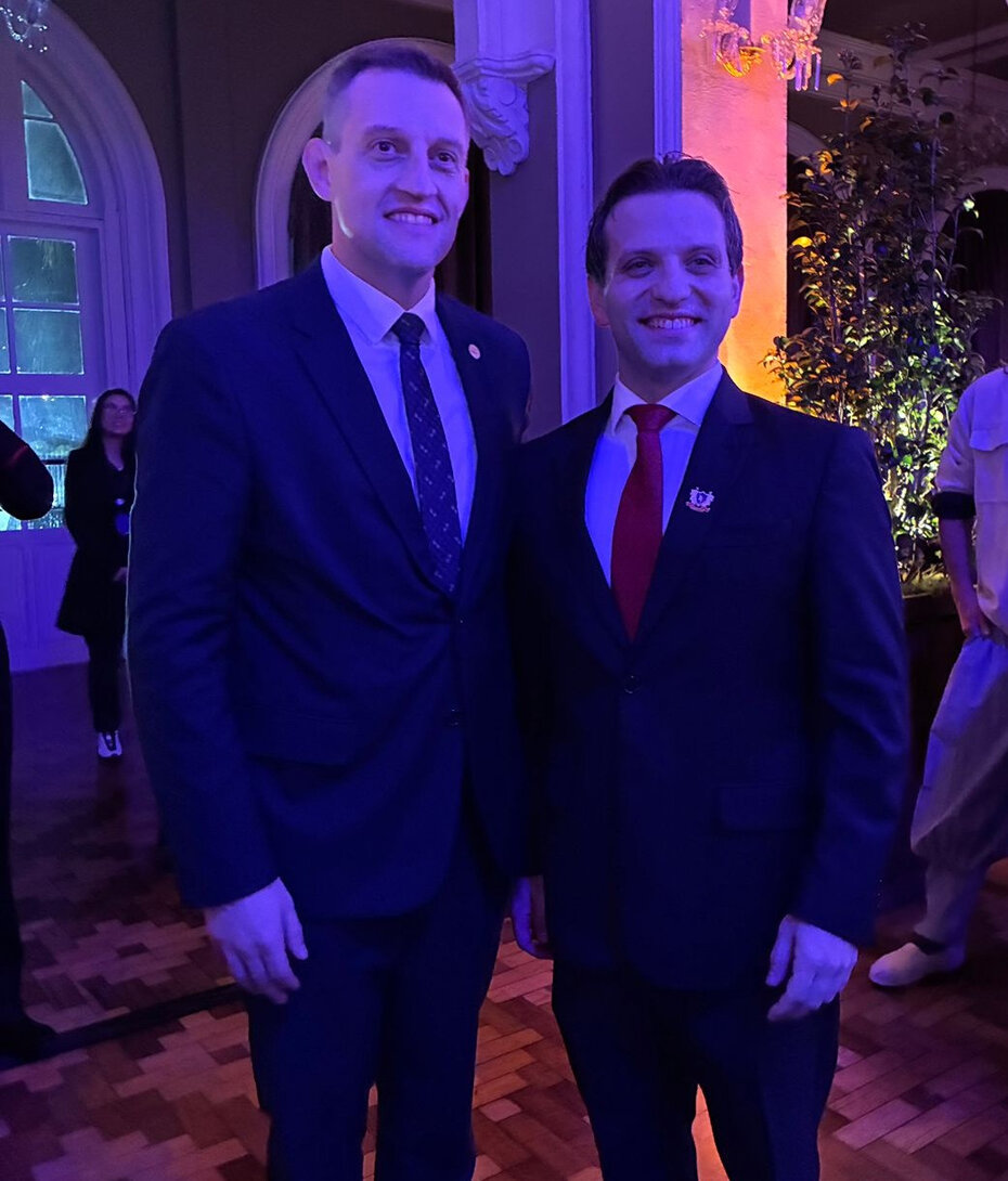 O deputado estadual Guilherme Pasin com Valerio Caruso na sua despedida (Foto: Divulga&ccedil;&atilde;o) 