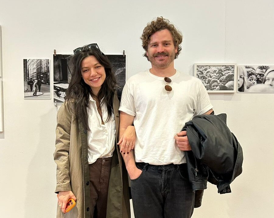 Laura Lewinsohn e Pedro Chaves Barcellos conferiram as fotos no Museu do Paço (Foto: Divulgação)