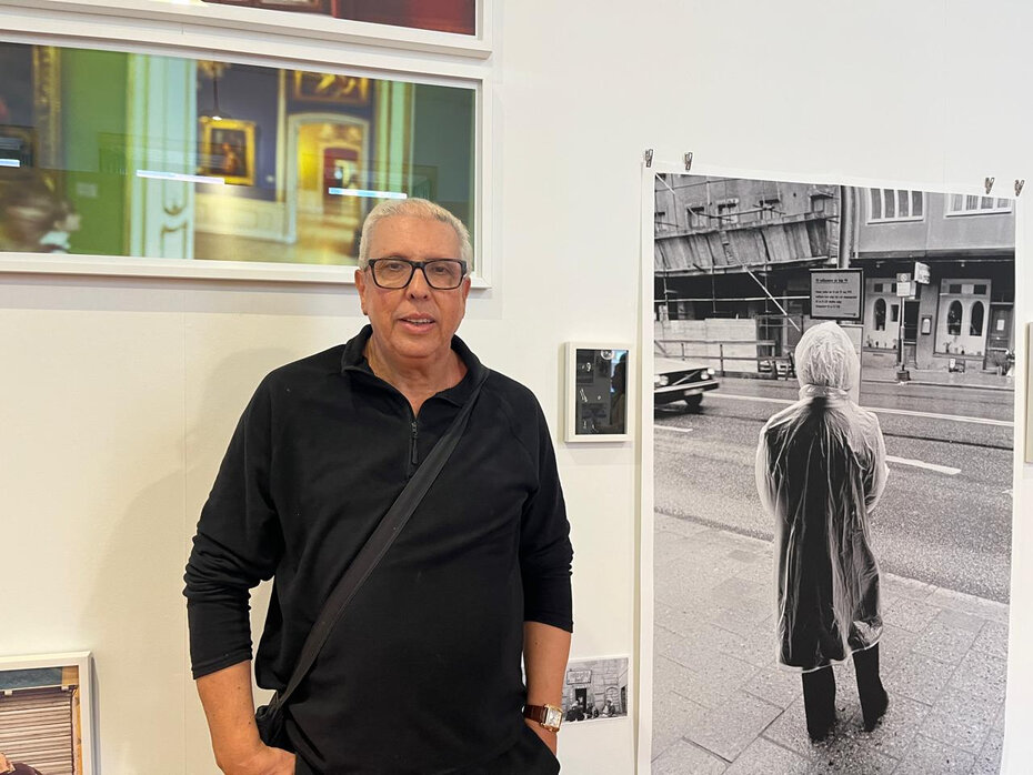 José Luís Mer junto a algumas fotos da mostra Educação Formal (Foto: Divulgação)