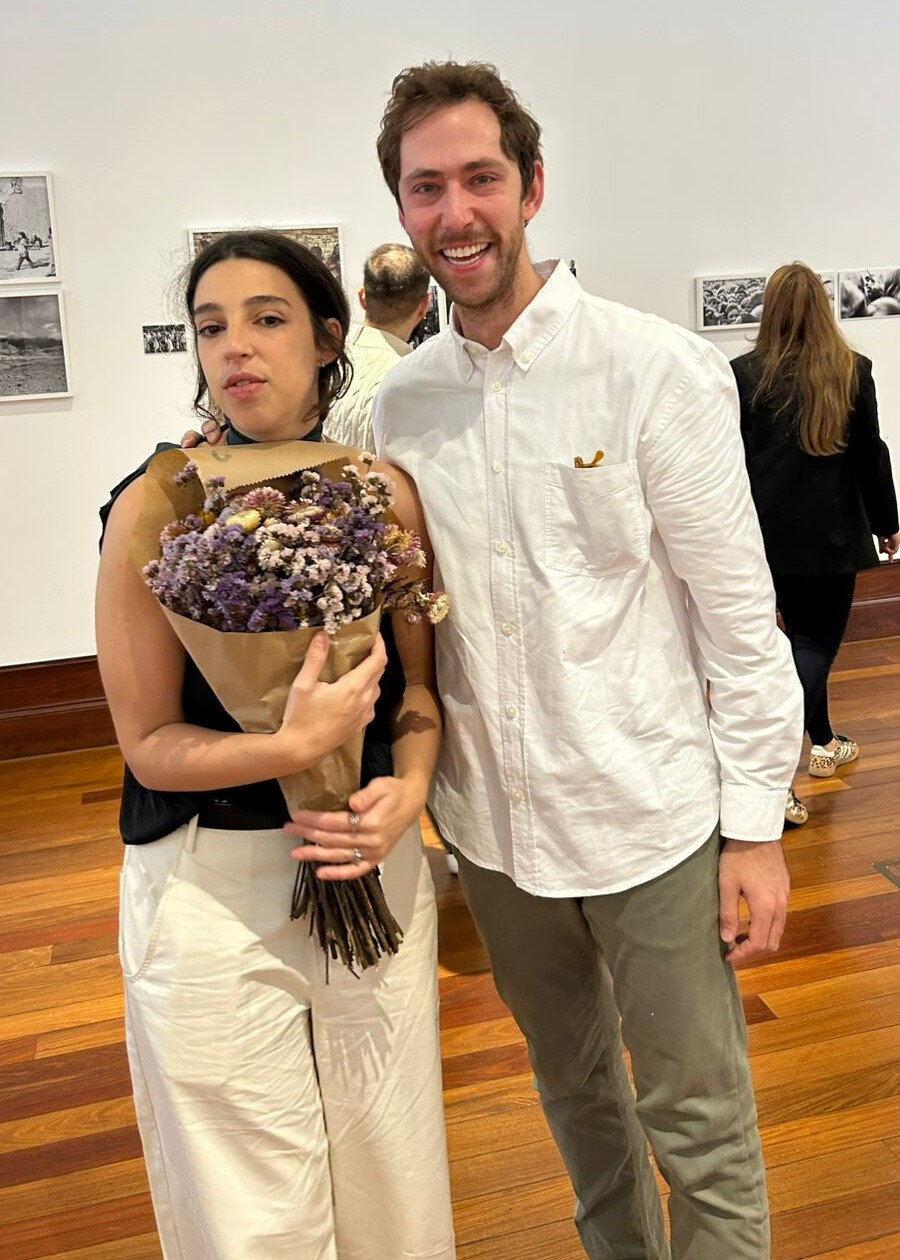 Laura Krebs Alvares recebeu flores do amigo Mateus Coimbra Gus (Foto: Divulgação)