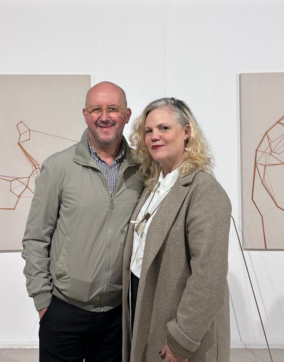 Lauer Alves Nunes dos Santos e Ana Avelar na abertura da mostra Dinâmica e Equilíbrio, no MACRS (Foto: Divulgação)
