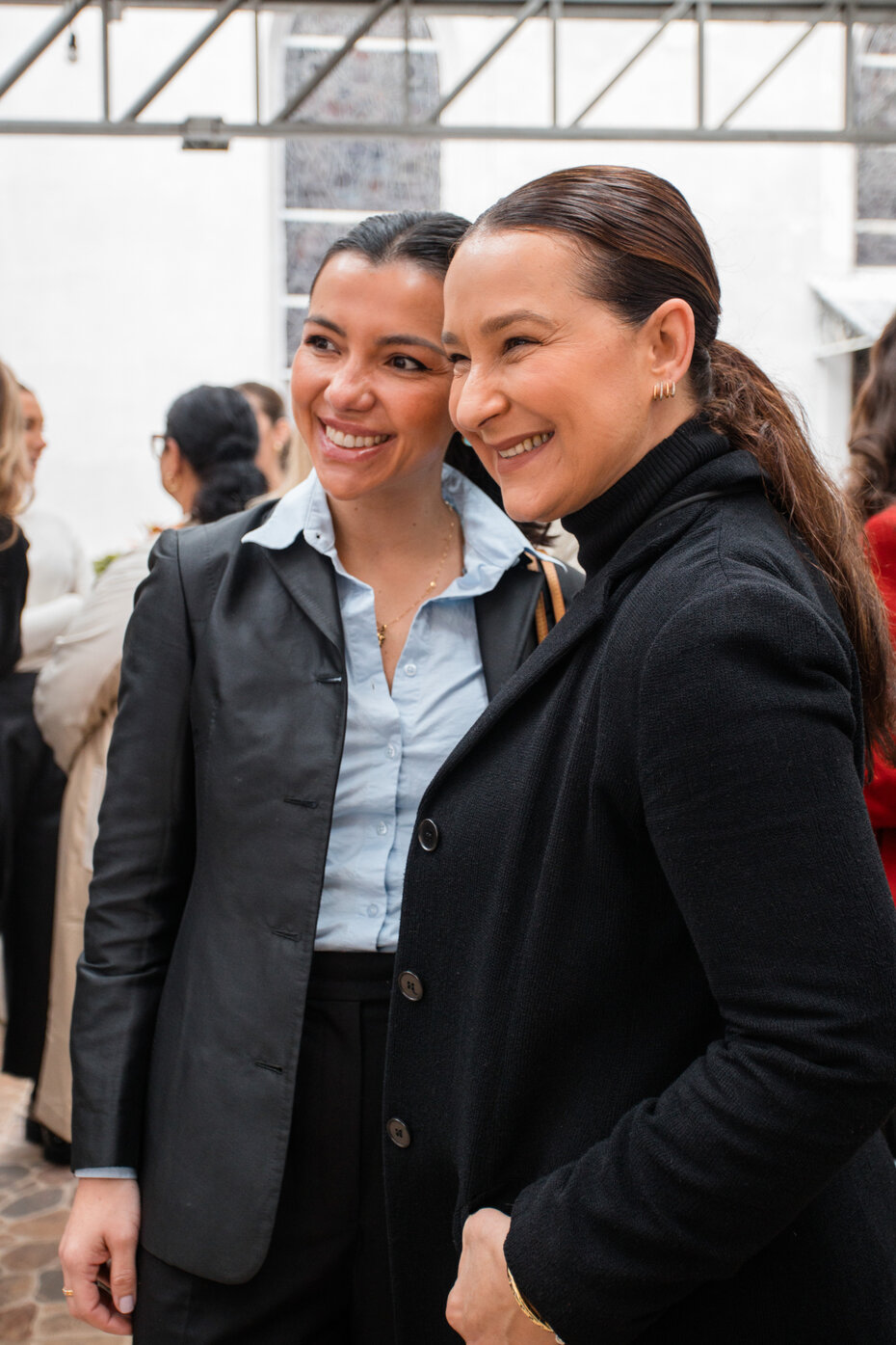 Gabriela Verri e Laura Schirmer no café da manhã de lançamento da 7ª edição do Bazar (Foto: Alessandra Pinho/Divulgação)