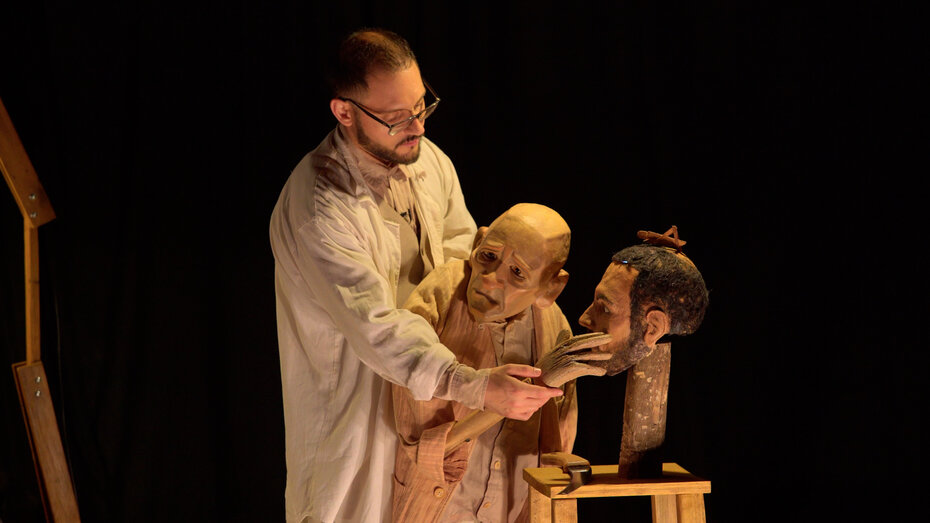 Fábio Cuelli em cena com um sensível trabalho em Geppetto (Foto: Caio Amon/Divulgação)