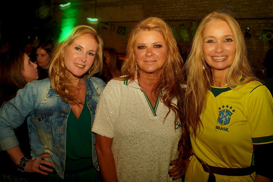 A aniversariante Andréia Sauer entre Carolina Pecis e Denise Machado (Foto: Duda Alvares/Divulgação)