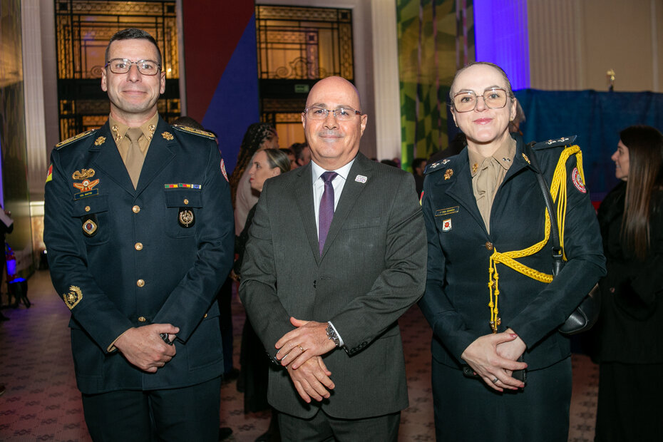 Ricardo Mattei Santos, comandante-geral do Corpo de Bombeiros Militar, com Oscar do Carmo e Edineia Frizzo (Foto: Lenara Petenuzzo/Divulgação)