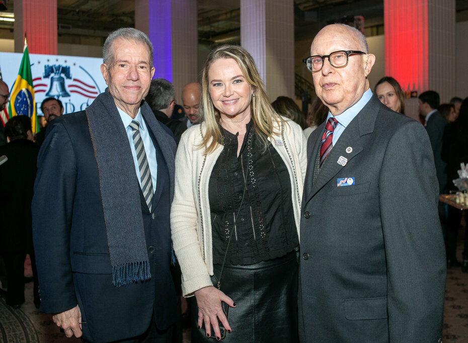 Ao lado de César Borsa e Kerley Tolpolar, acompanhei a cerimônia de celebração da independência americana (Foto: Lenara Petenuzzo/Divulgação)