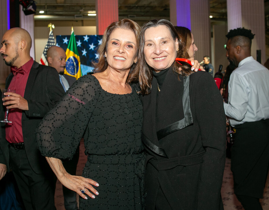 Ingrid Bertuol, cônsul da Romênia e Denise de Azevedo, esposa do cônsul da República Tcheca (Foto: Lenara Petenuzzo/Divulgação)