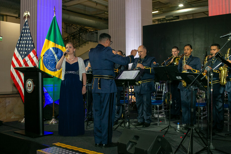 Elizabeth Fitzgerald, aqui junto à Banda Militar, foi a mestre de cerimônias da noite (Foto: Lenara Petenuzzo/Divulgação)