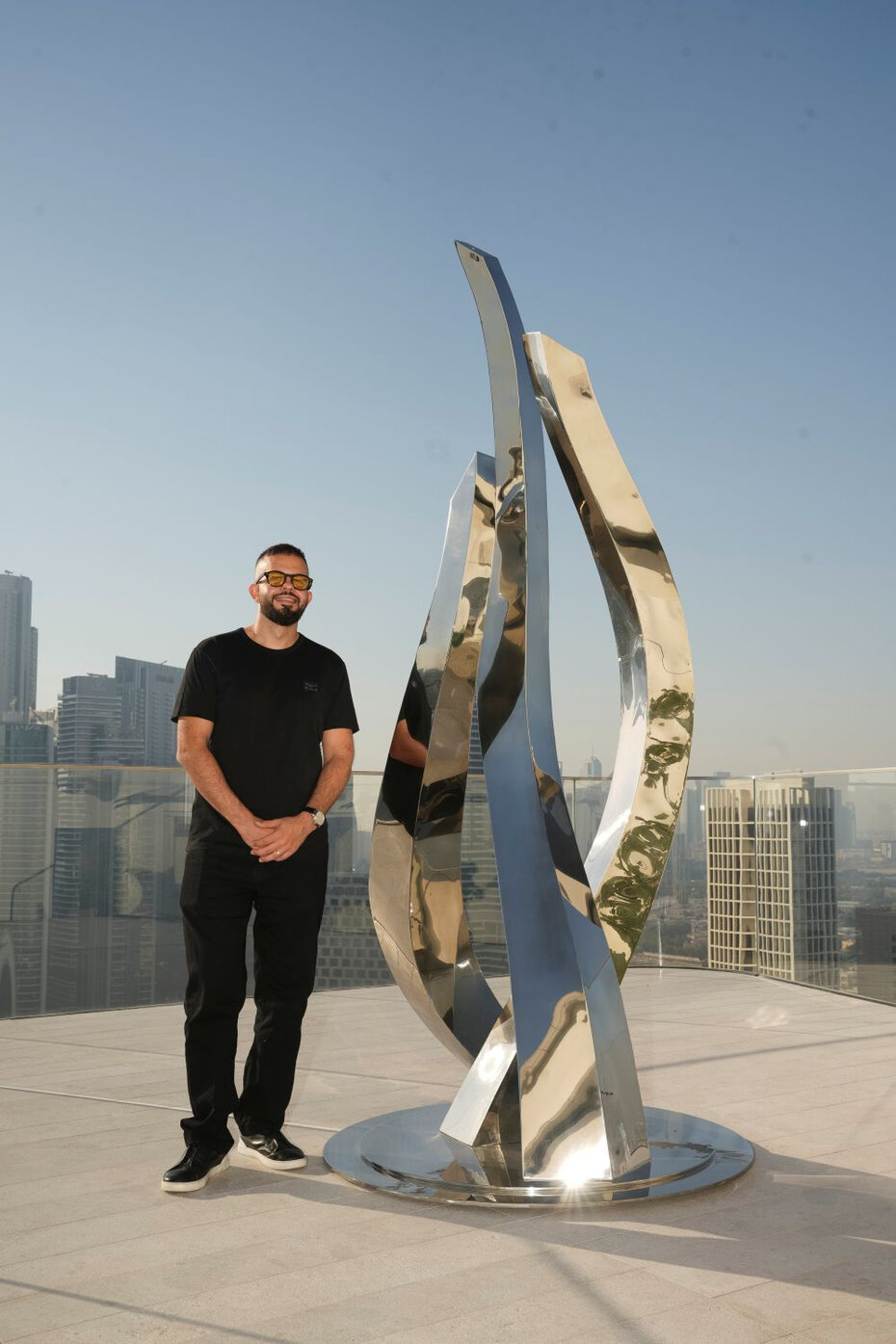O artista liban&ecirc;s Foad Hamzeh ao lado de uma de suas esculturas (Dorchester Collection/Divulga&ccedil;&atilde;o)