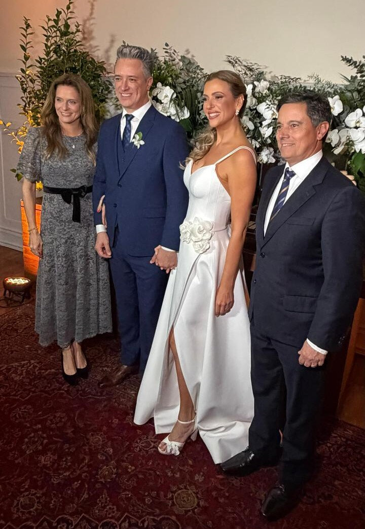 Os noivos Roberto Snel e Cynthia Fischer Snel entre Paula Farret Gemelli e Norton Fernandes (Foto: Divulga&ccedil;&atilde;o)