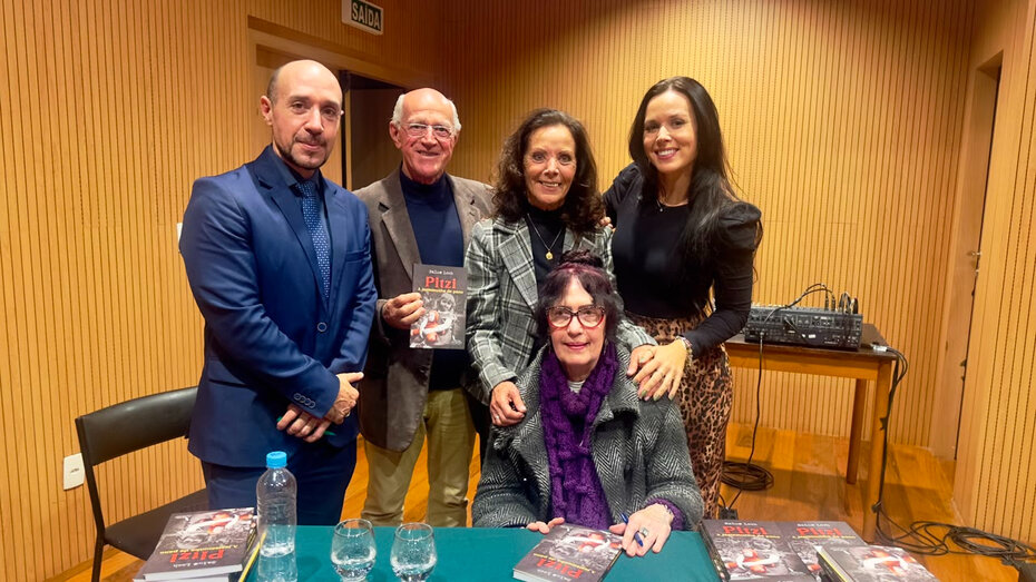 O escritor Salus Loch e a família: Valdemar, Marlene e Viviane. Sentada, Hannah Chevalier, sobrevivente do Holocausto (Foto: Lucas Paiva/Divulgação)