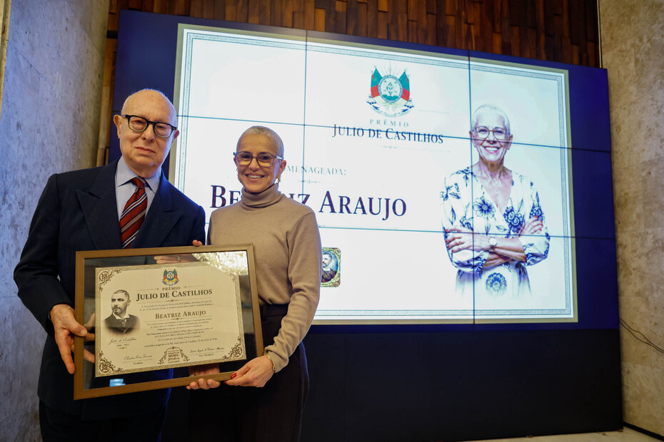 Entreguei o pr&ecirc;mio para Beatriz Araujo, diretora do Instituto Cultural Banrisul (Foto: Divulga&ccedil;&atilde;o)
