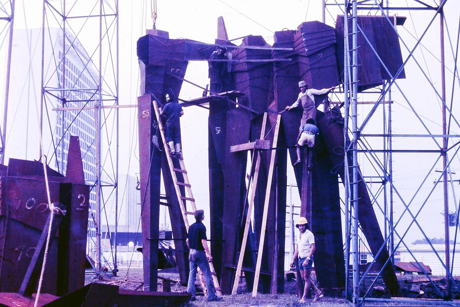 A mostra tem como eixo a obra-prima do escultor, o Monumento aos A&ccedil;orianos, de 1974 (Foto: Divulga&ccedil;&atilde;o)