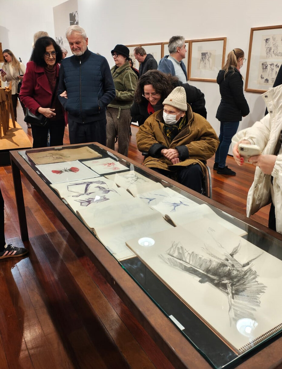 Paula Ramos com Carlos Tenius durante a visita guiada (Foto: Divulga&ccedil;&atilde;o) 