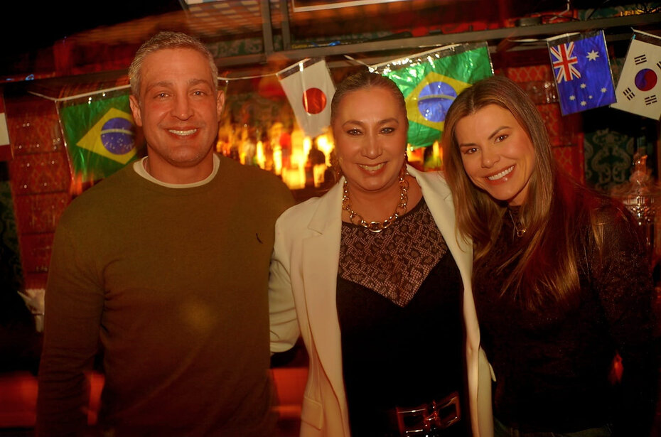 Mariana Araujo Pereira entre o irm&atilde;o Alexandre Ara&uacute;jo Pereira e Camila Falleiro (Foto: Duda Alvares/Divulga&ccedil;&atilde;o)